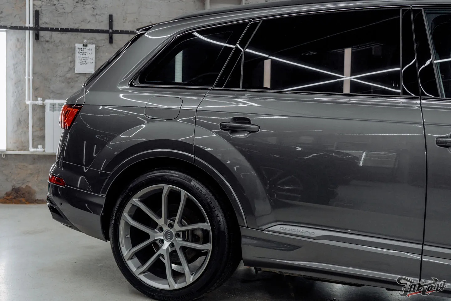 Отремонтировали бампера на Audi Q7, оклеили переднюю часть кузова полиуретаном, отполировали и покрыли керамикой кузов, провели химчистку салона и установили ремни безопасности с принтом
